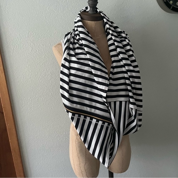 lululemon athletica Accessories - LULULEMON Black White Striped VINYASA SCARF Apex Stripe Zips Zipper